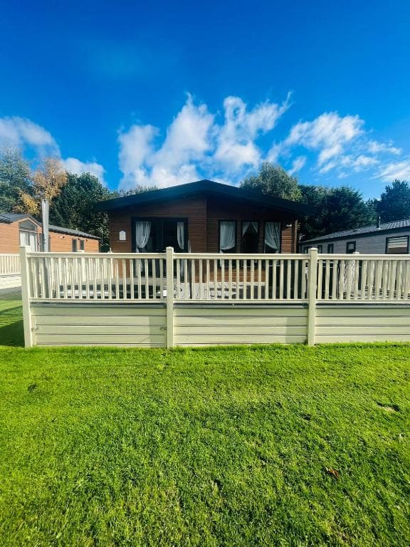 Accommodation at Waters Edge Lodge with Hot Tub in allerthorpe