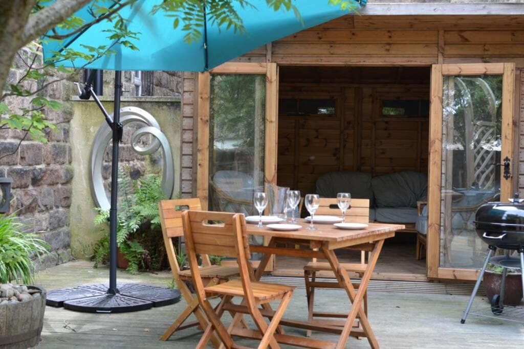 Accommodation at Spacious Victorian Townhouse near HCC with off street parking in harrogate