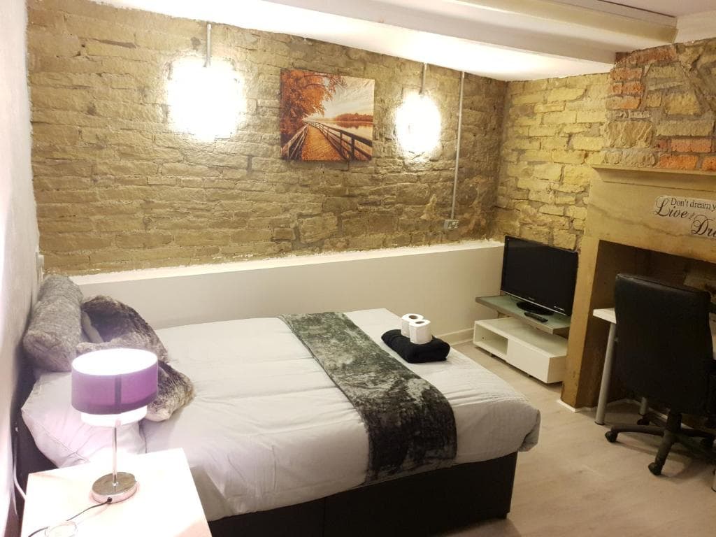 Accommodation at TOPAZ TOWN HOUSE No 36 in huddersfield