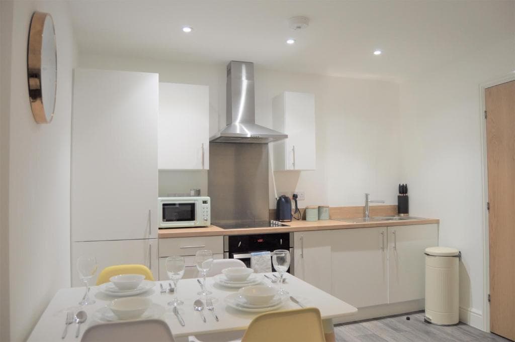 Accommodation at Book our Royal Suite today! Elegant spacious 2 bed apartment in the city centre - perfect for work or leisure! in sheffield