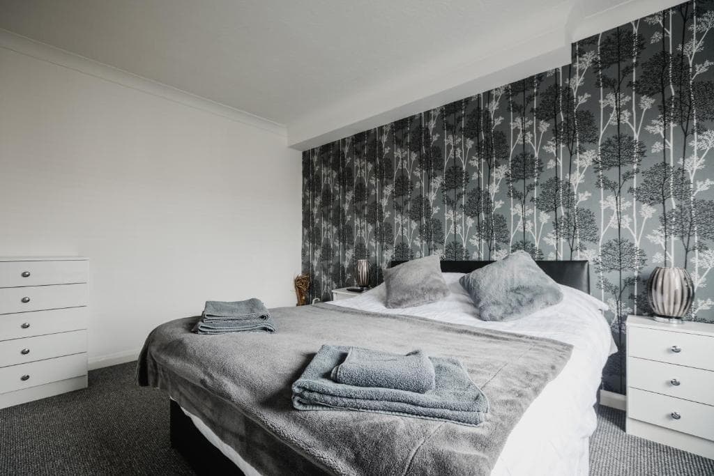 Accommodation at Hullidays - 'Old School Penthouse' Trinity Square in hull