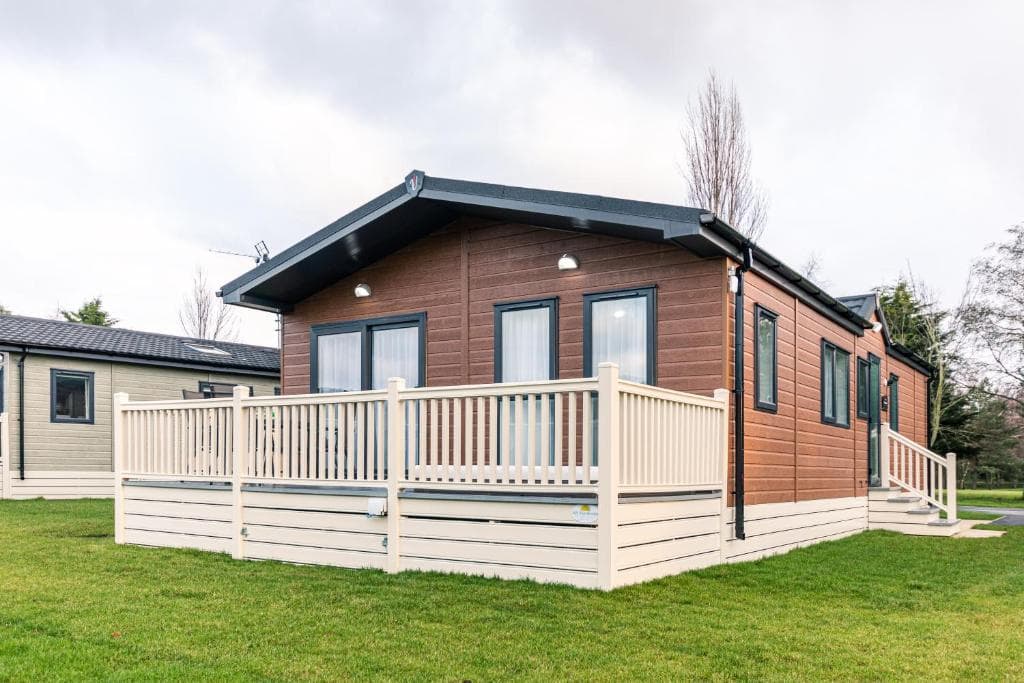 Woodpecker Lodge with Hot Tub - Lodge in york