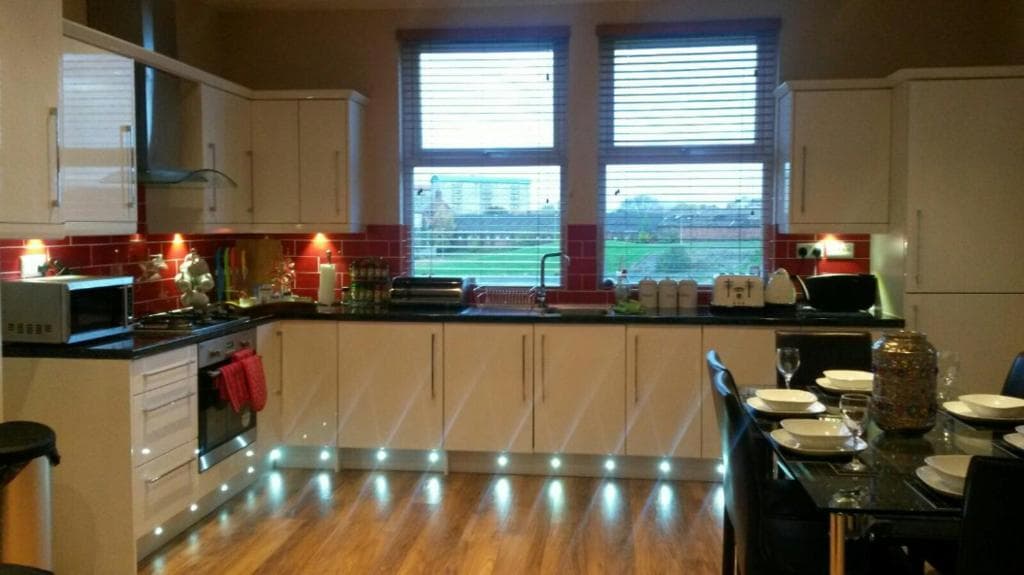 Accommodation at spacious apartment close to city centre with free secure parking in leeds