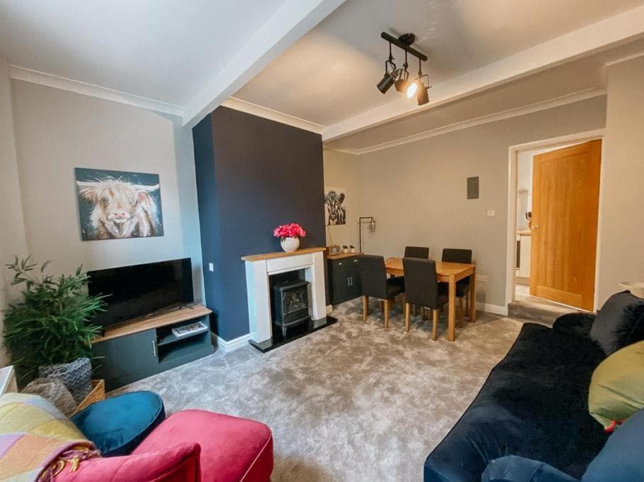 Accommodation at LITTLE RED HOLIDAY HOME, Luxurious 2 Bed Accommodation Close To Halifax within West Yorkshire, local access to the Peak District in halifax