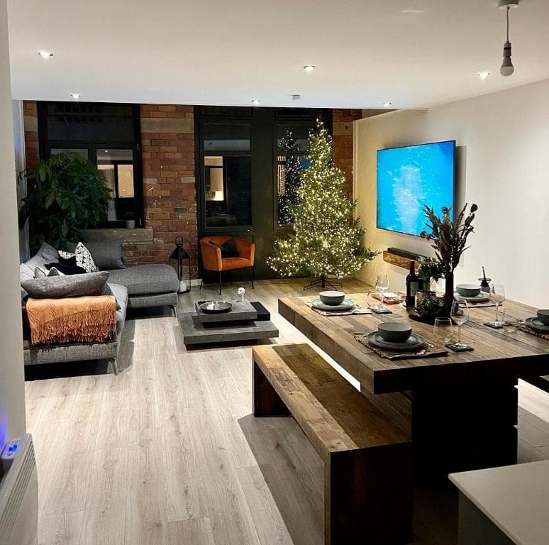 Accommodation at EXCLUSIVE and MODERN - Bradford City Centre- 85" Cinema TV in bradford