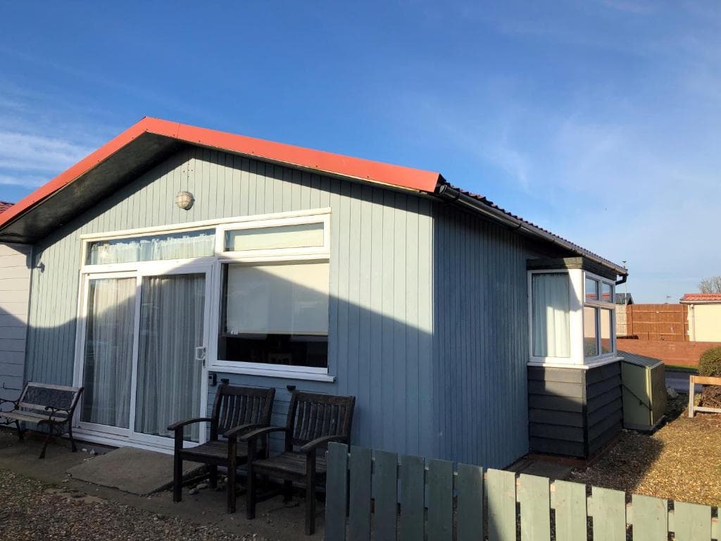 Pebbles 144 South Shore 2 bed chalet 2 dog friendly, sleeps 4
