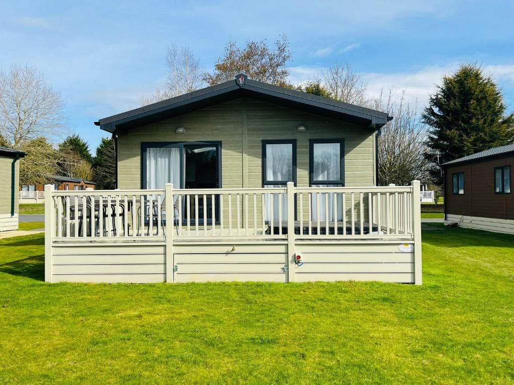 Audley Lodge with Hot Tub - Lodge in york