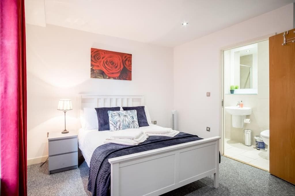 Accommodation at Large 2 Bed, 2 Bath, Free Parking & WiFi in sheffield
