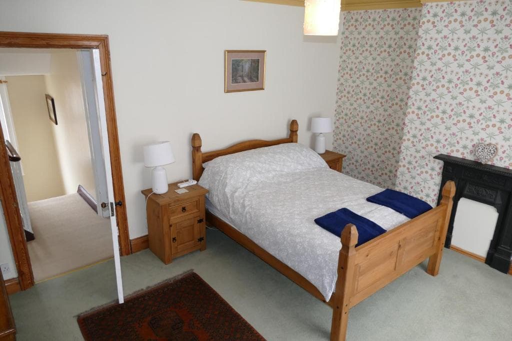 Abigail's House - Large 3 Bed Townhouse - short 5 min walk to town!