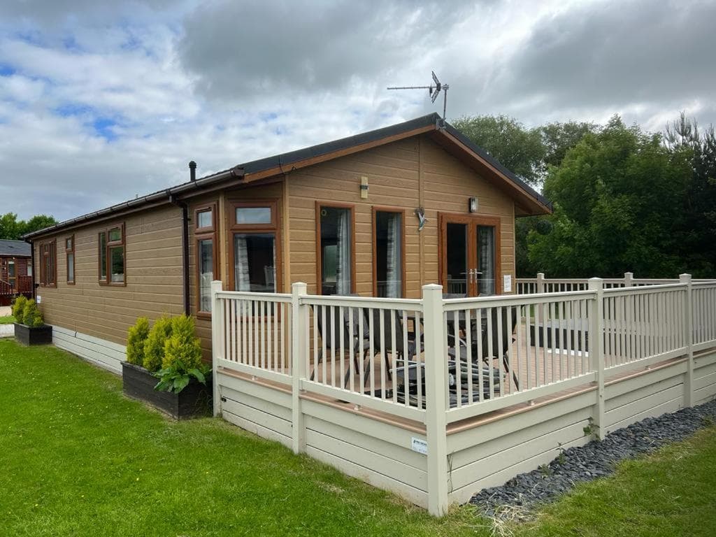 Accommodation at Kingfisher Lodge with Hot Tub in malton