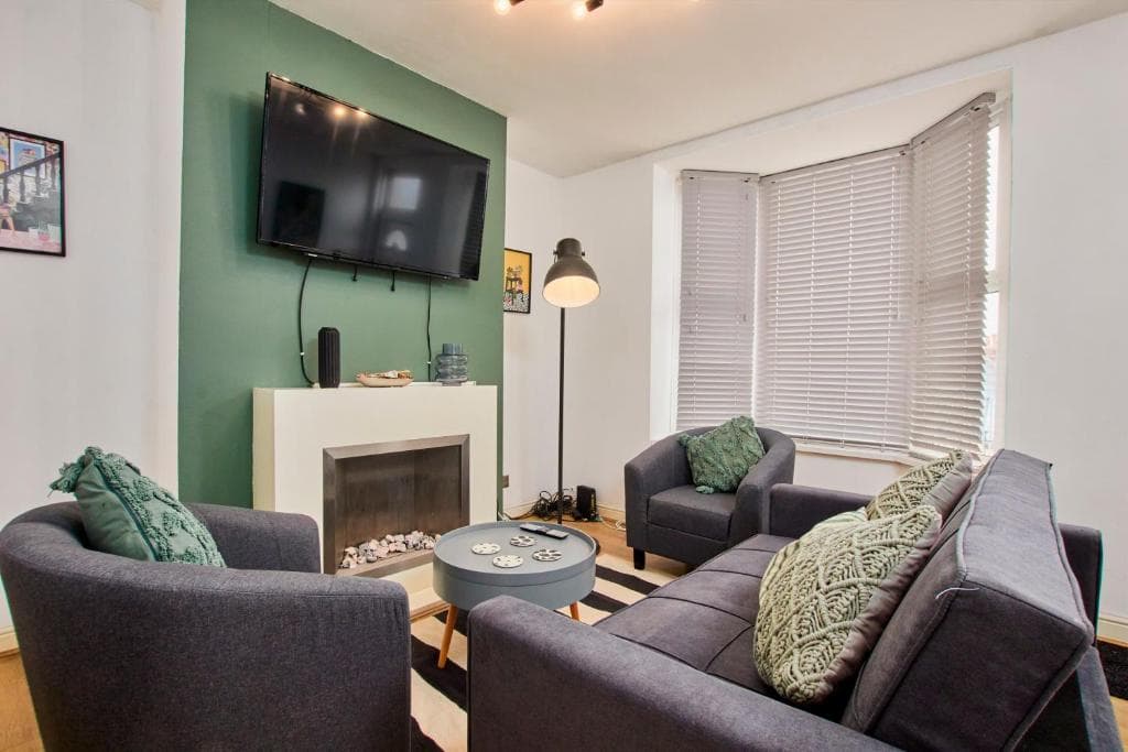 Accommodation at 2BR Hs close to Amazon M1 in sheffield
