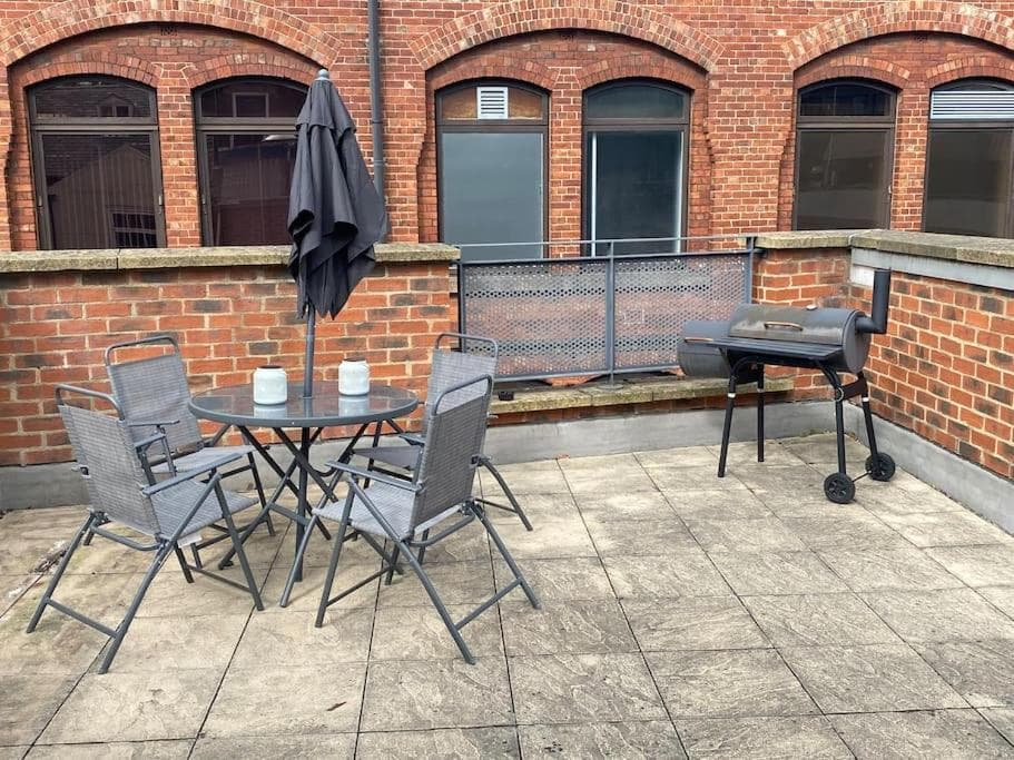 Accommodation at Central Leeds townhouse with private roof garden Sleeps 4 in leeds