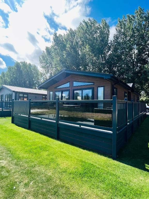 Laburnum Lodge with Hot Tub - Lodge in york