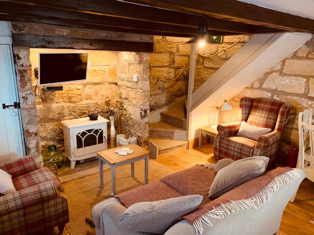 Cosy 400 yr old Cottage, Flowergate, Whitby