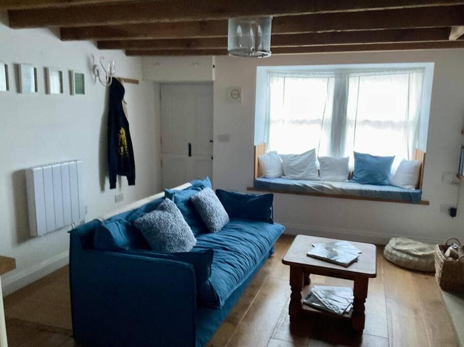 3 bed renovated cottage with stunning sea views