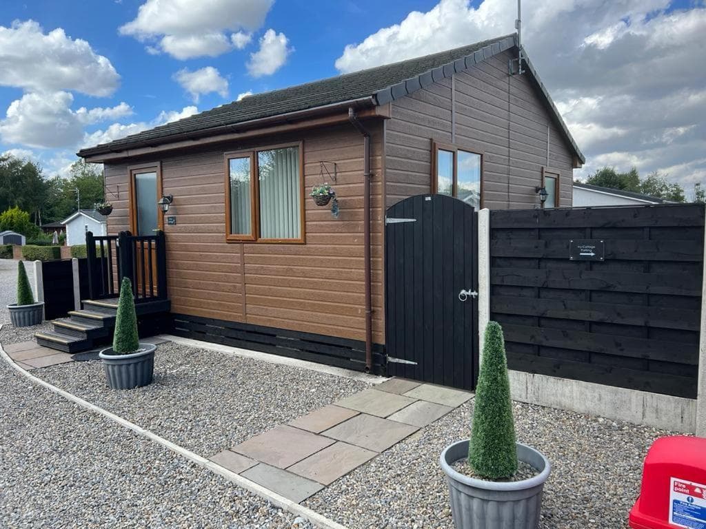 Accommodation at Ivy Cabin with Hot Tub in strensall