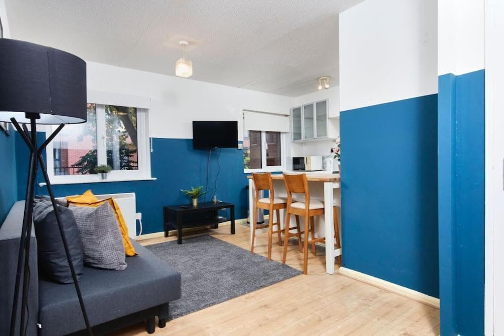 Accommodation at Lovely Flat in City Centre Leeds with free parking in leeds
