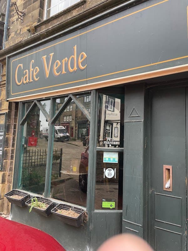 Cafe Cafe Verde in cross roads