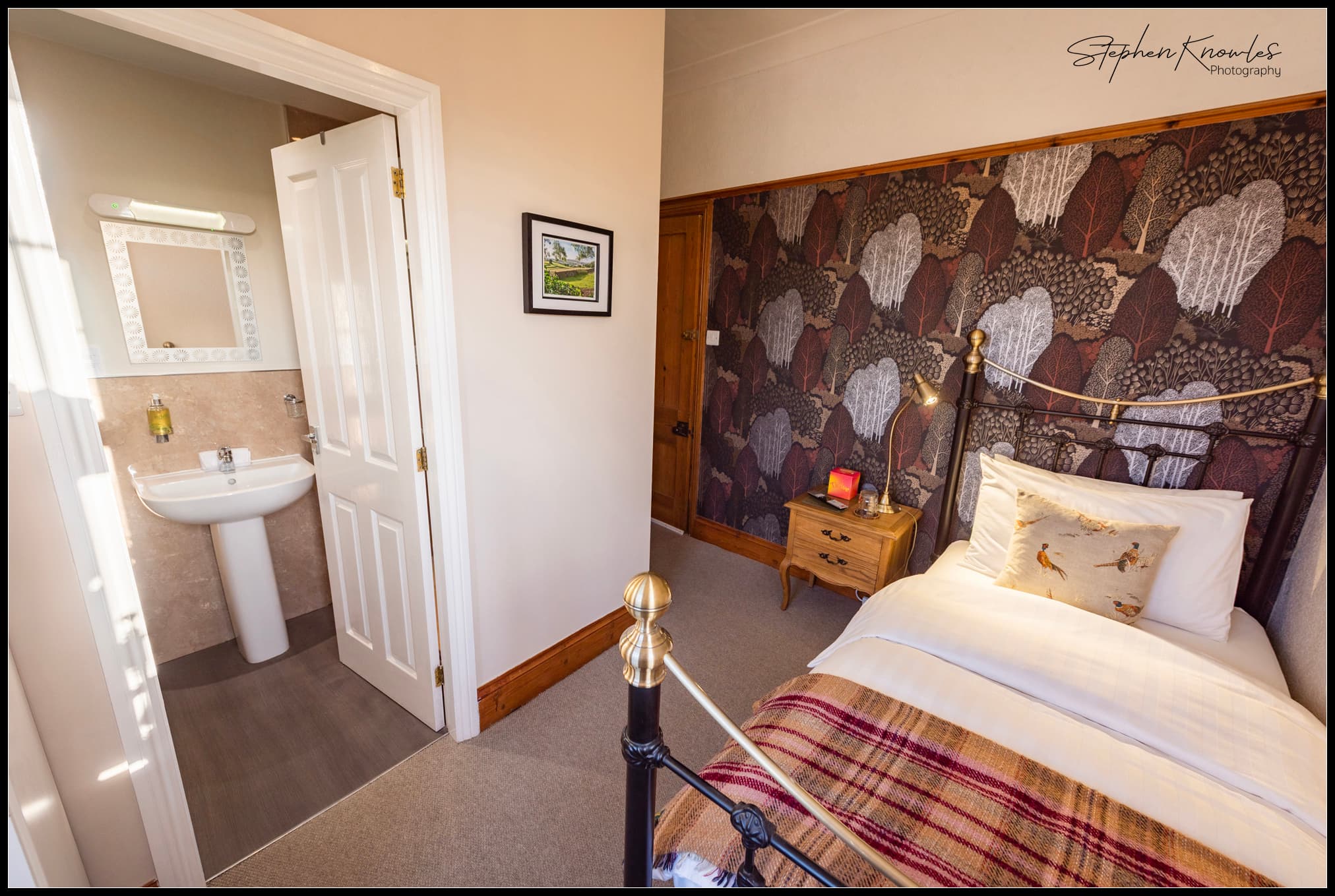 The Doe Room has its own ensuite, wardrobe and dressing table.