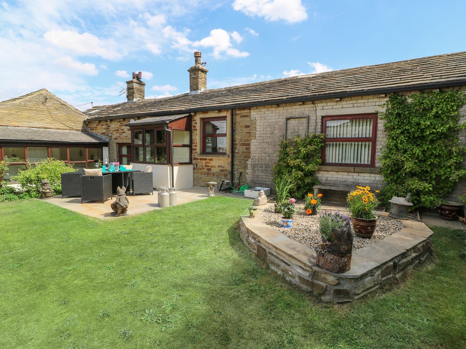 Accommodation at West End House in thornton