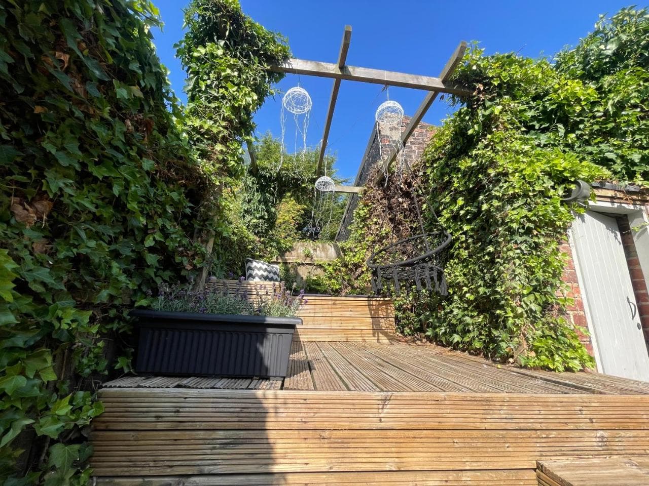 Quirky little end of terrace — photo 6