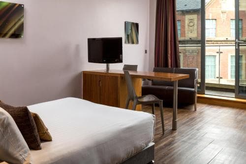 Roomzzz Leeds City Image 3