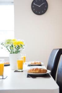 Hampton House - Lovely and Spacious 2 Bedroom Apartment - WITH FREE PARKING Image 1