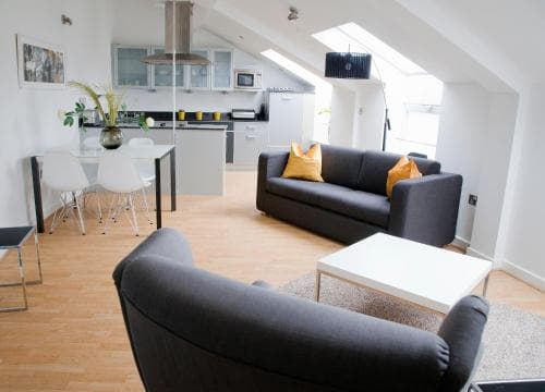 Regent House deluxe 2 bedroom apartment Image 4