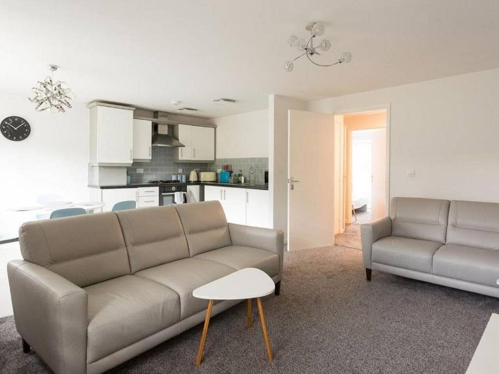 The Beeches 2 - Serviced Duplex Apartment Image 3