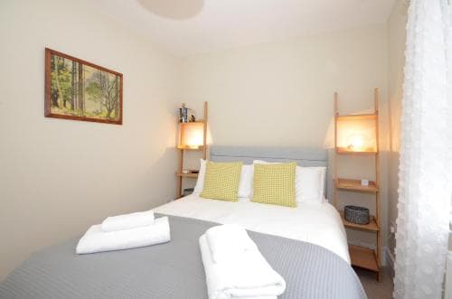 The Mews - 2 Bedroom Luxury, Spacious House With Free Parking Image 2