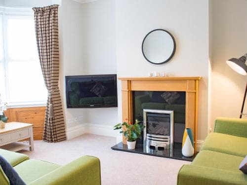 Mayville Lodge - STUNNING 3 BEDROOMED TOWNHOUSE WITH FREE PARKING Image 2