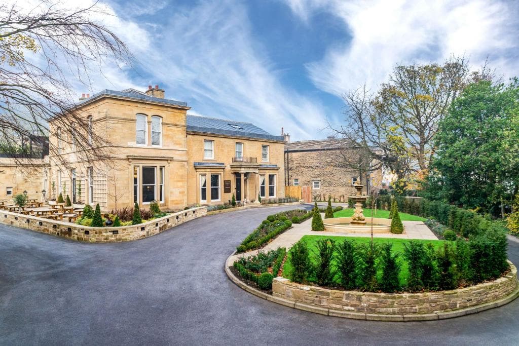 Manor House Lindley Image 1