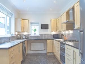Mayville Lodge - STUNNING 3 BEDROOMED TOWNHOUSE WITH FREE PARKING Image 3