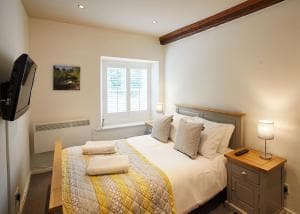 Host & Stay - Bumblebee Cottage Image 1