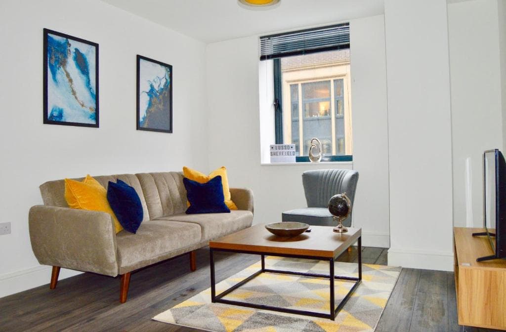 Sleeps 5 with 2 bedrooms and sofabed, perfect for work or leisure, stylish spacious city centre apartment, book our Queen Suite, today! Image 1