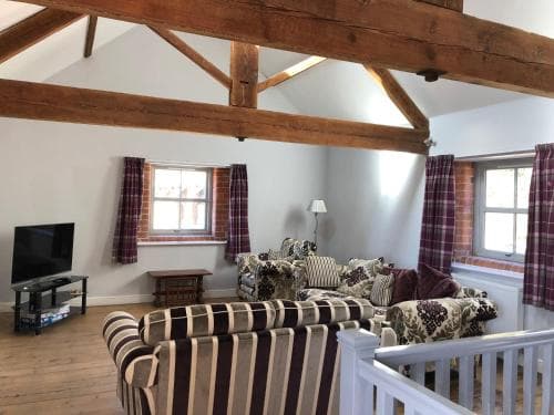 The Granary, Wolds Way Holiday Cottages, spacious 3 bed cottage Image 1