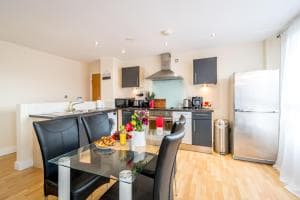 Spacious City 2 Bed, 2 Bath, FREE PARKING & WiFi Image 1