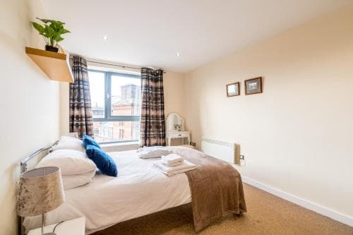 Spacious City 2 Bed, 2 Bath, FREE PARKING & WiFi Image 2