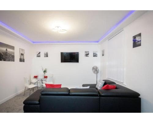 CARTER HOUSE APARTMENTS.....6 beds in 3 bedrooms Image 1