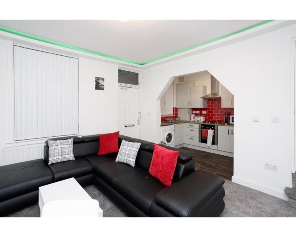 CARTER HOUSE APARTMENTS.....6 beds in 3 bedrooms Image 2