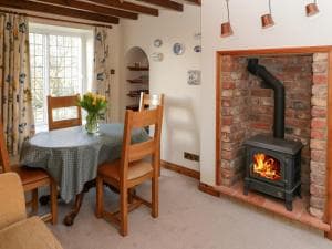 Howe Green Cottage Image 3