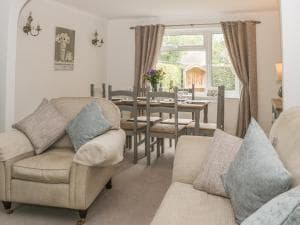 Humble Bee Cottage Image 1