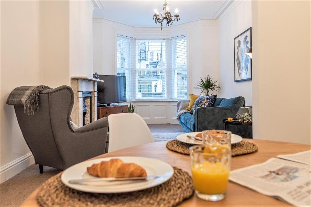 Perfectly Located 4 Storey Townhouse With 2 Parking Spaces In Central Harrogate Image 1