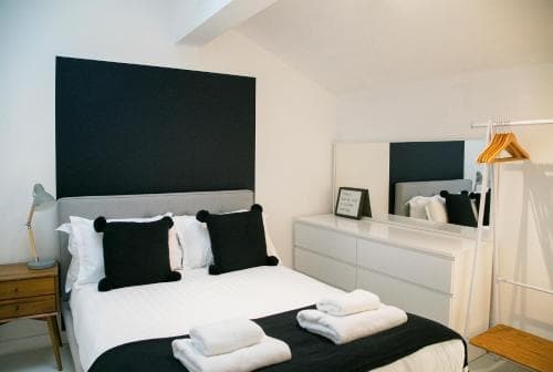 Regent House deluxe 2 bedroom apartment Image 5