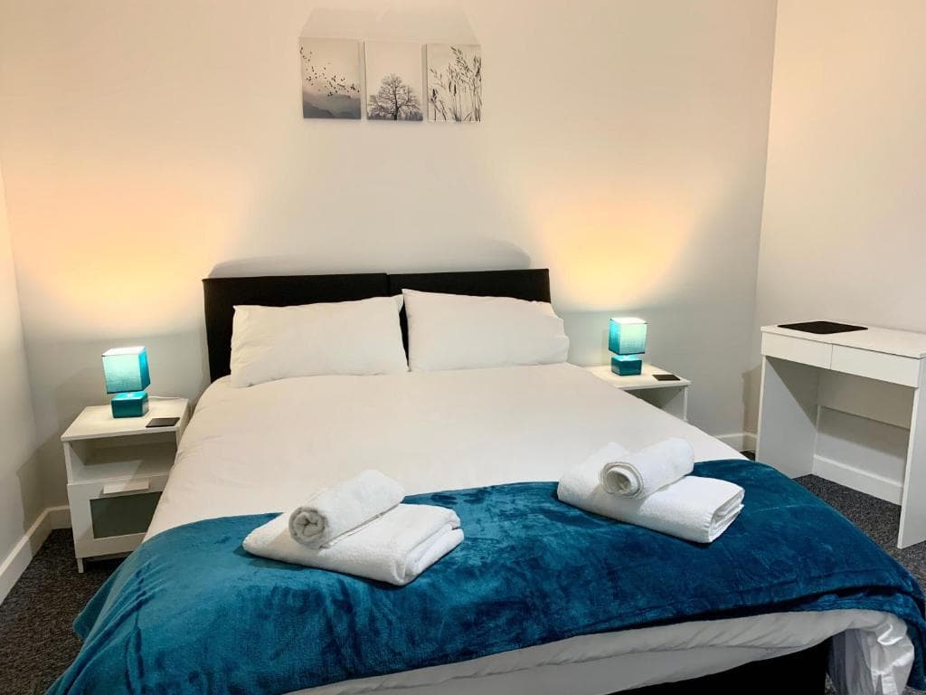 Lark - Sleeps 6, secure parking! Perfect for city centre working or leisure in Trendy Kelham Island, Image 1