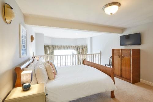 Host & Stay - Mary Lyth Image 3