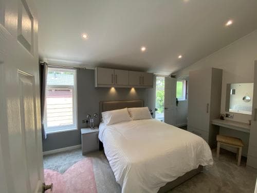 Fox Lodge at Owlet Hideaway - with Hot Tub, Near York Image 1
