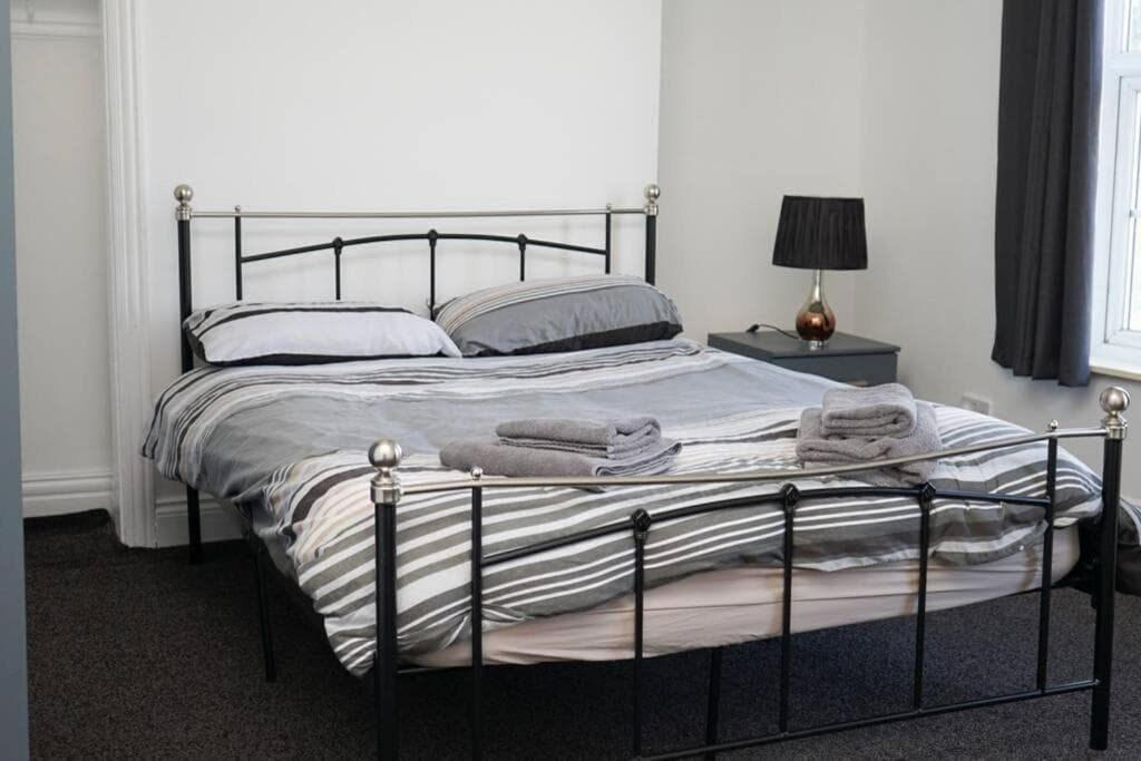 Hullidays - University Side Lg 4 bed House Image 1