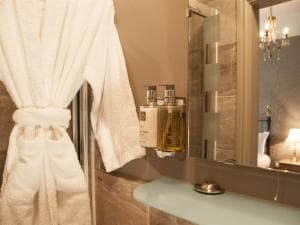 The Poplars Rooms & Cottages Image 3