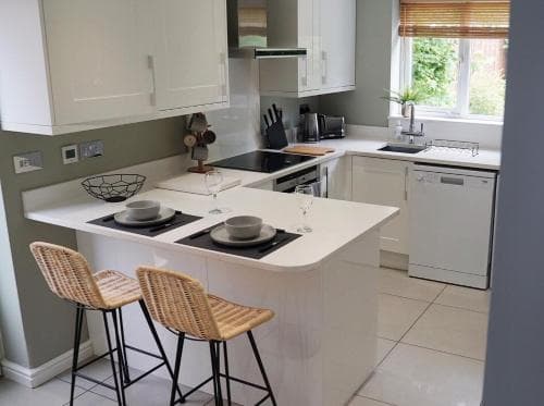 The Pavilion - Stunning, 4 Bedroom House with Free Parking Image 2